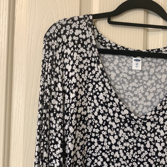 EUC Old Navy Black & White Flowy Top - Picture 7 of 9